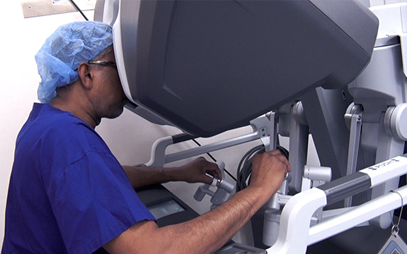 Surgeon using robotic surgical system