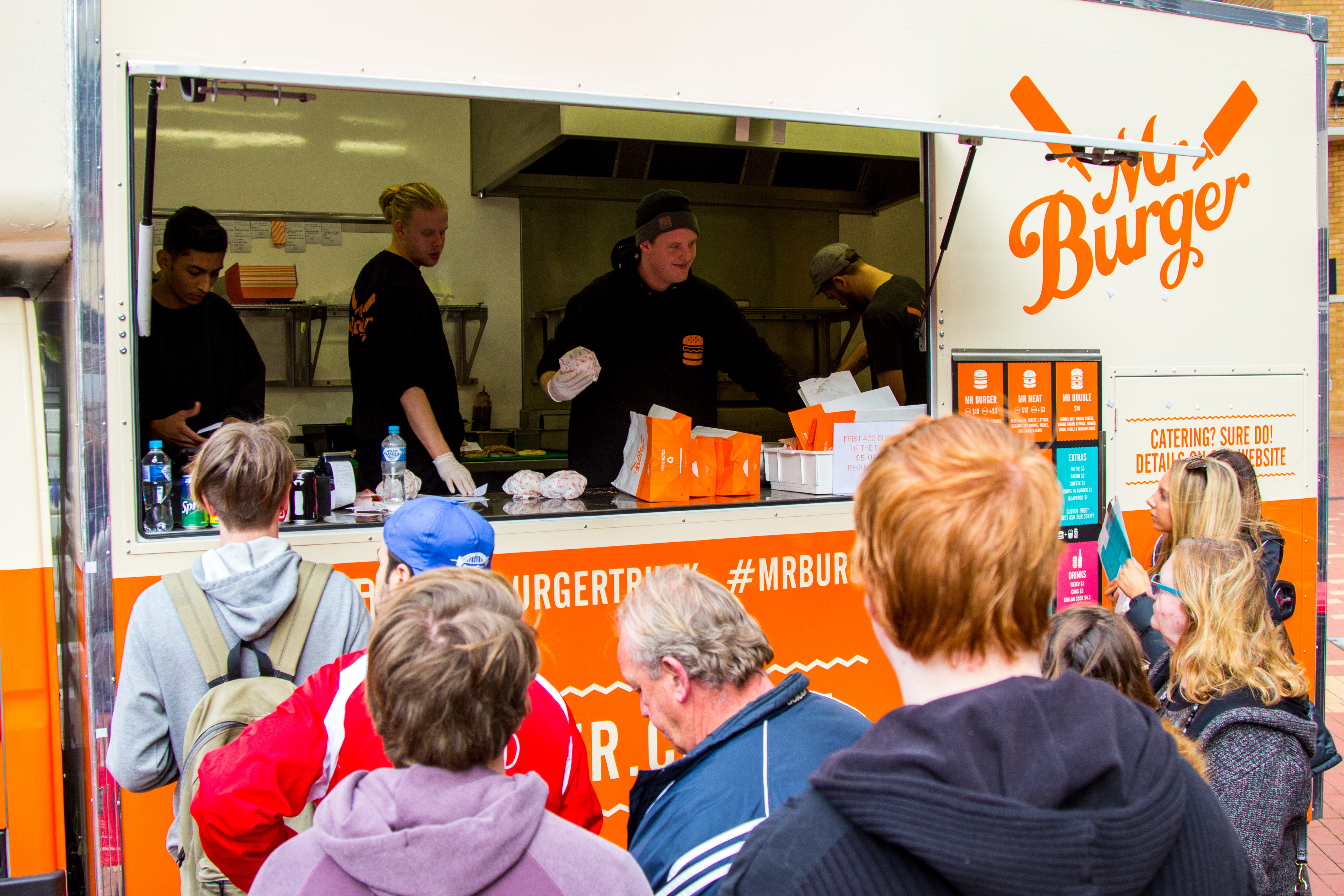 A diverse (and hungry!) crowd bustles around a food truck on Swinburne’s Hawthorn campus at an Open Day. 