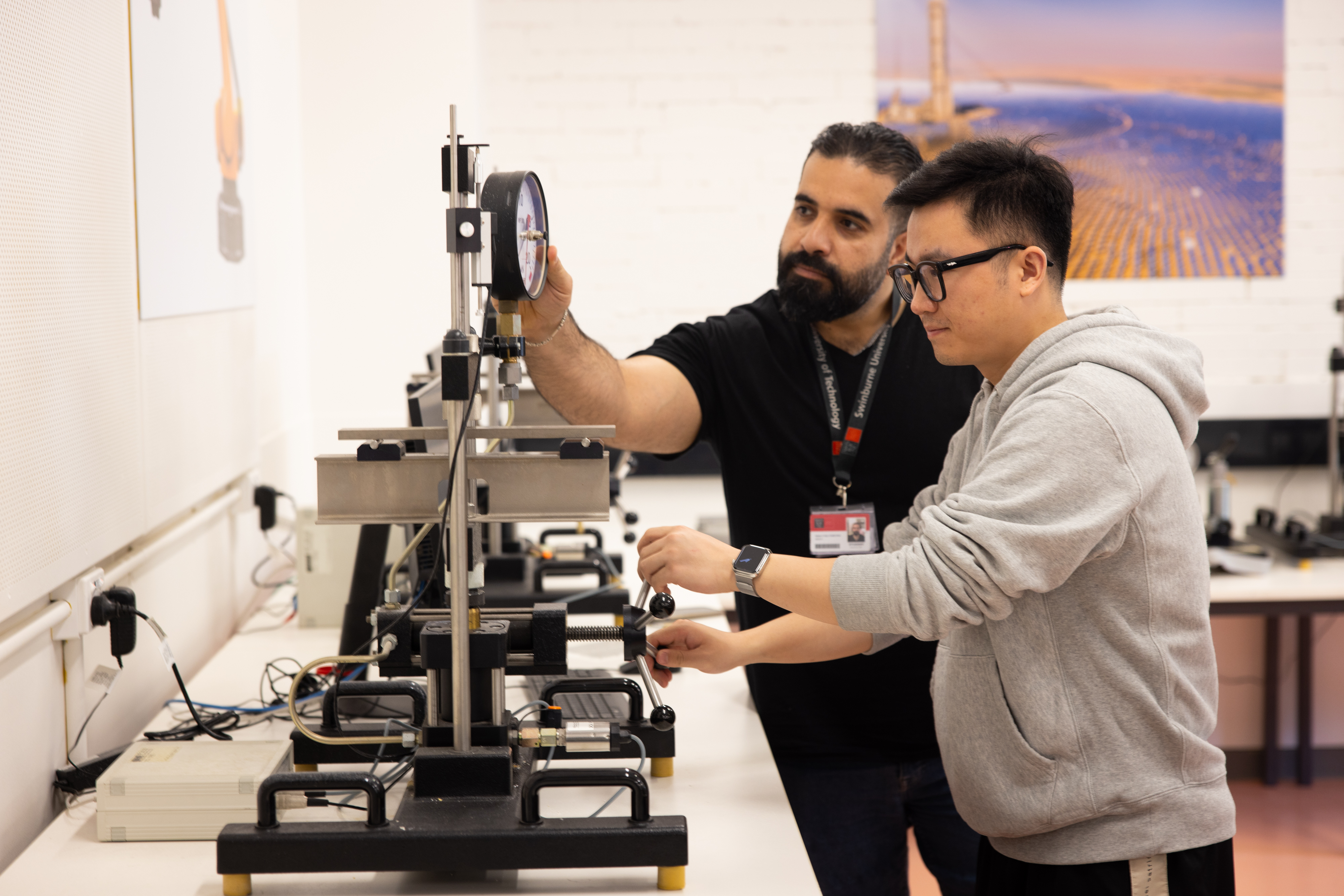 an image of Swinburne students using the Applied Mechanics Lab (Dynamics Lab)