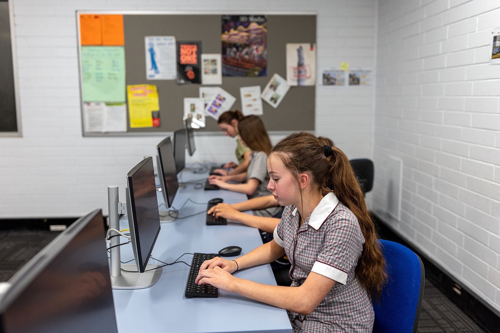 Swinburne Future Students - High school students looking at and using computers