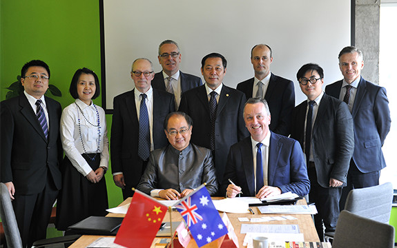 Delegates from Swinburne and Tongji University signing an agreement in 2015. 
