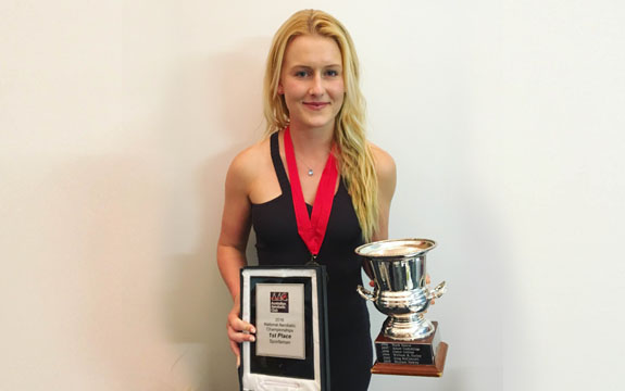 Swinburne Bachelor of Aviation student Natalie Korrum with award