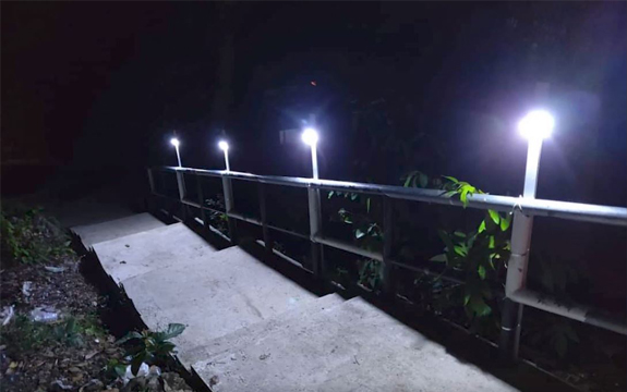 Swinburne researchers in Sarawak installed solar lights to guide the way in Kampung Salak.