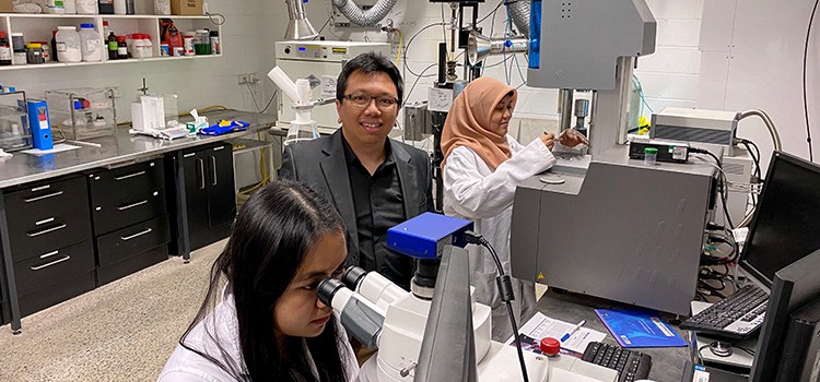 Professor Akbar Rhamdhani, Ms Aulia Qisthi and Ms Bintang Nuraeni using DSC/TGA and high temperature microscope facilities in the Robert Simpson HTP Laboratory. 