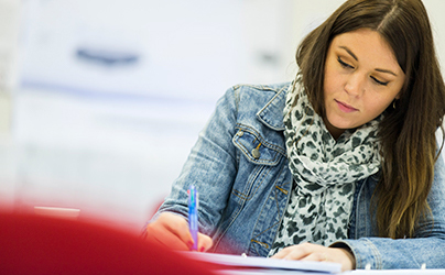 Lady studying in a workshop with Swinburne Professional